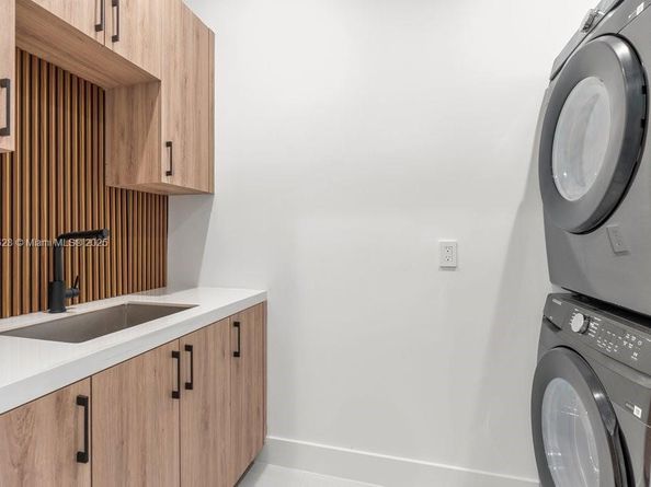 1215 NE 11th Ave B, Fort Lauderdale FL 33304