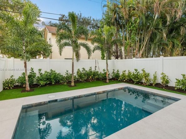 1215 NE 11th Ave B, Fort Lauderdale FL 33304