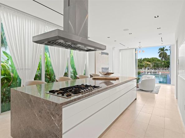 1031 W 48th St, Miami Beach FL 33140