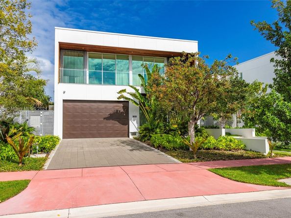 1031 W 48th St, Miami Beach FL 33140