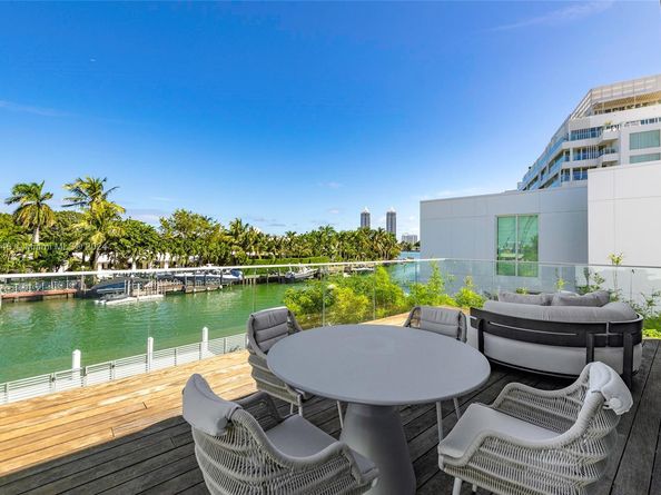 1031 W 48th St, Miami Beach FL 33140