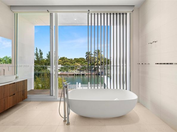 1031 W 48th St, Miami Beach FL 33140