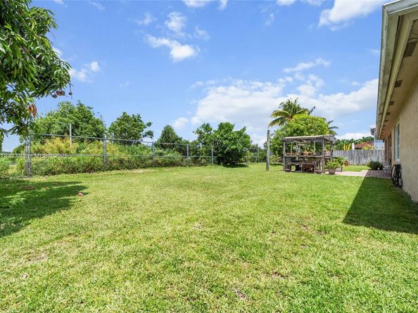 22442 SW 128th Pl, Miami FL 33170