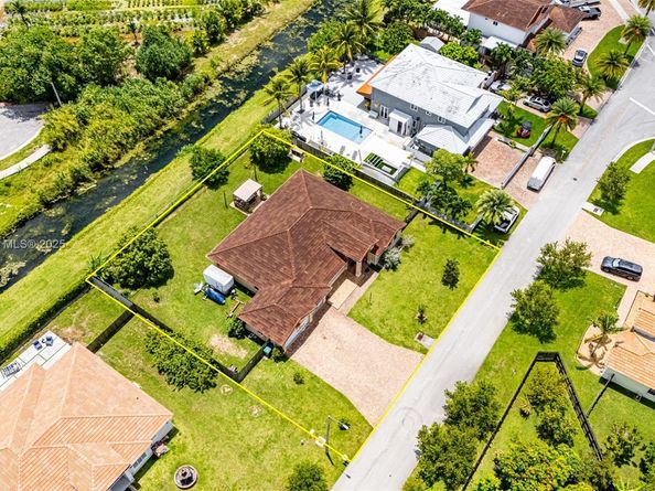 22442 SW 128th Pl, Miami FL 33170
