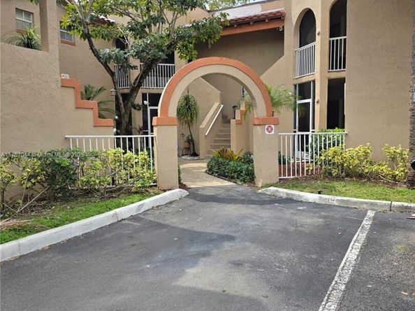 365 SW 86th Ave 201, Pembroke Pines FL 33025