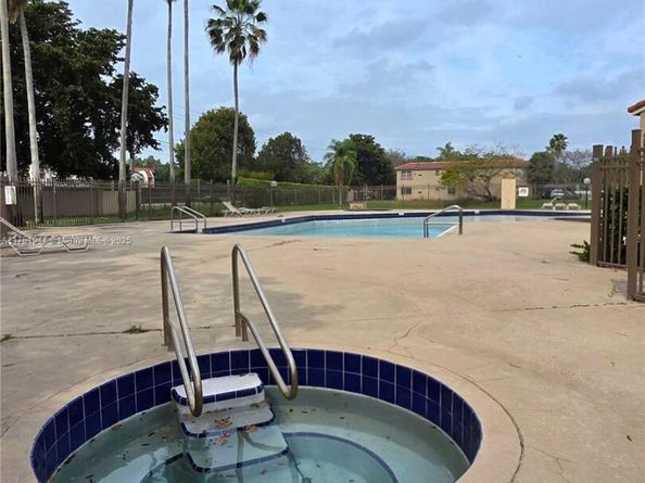 365 SW 86th Ave 201, Pembroke Pines FL 33025