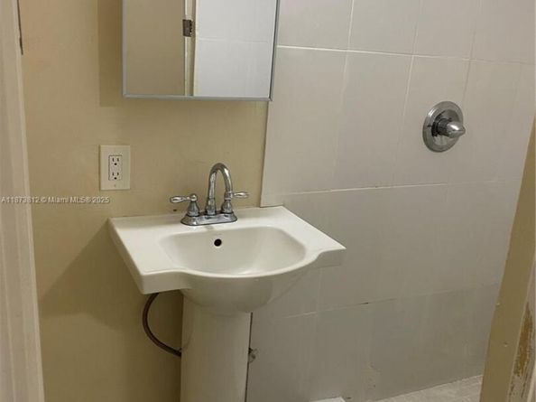 10440 NW 28th Ct, Miami FL 33147