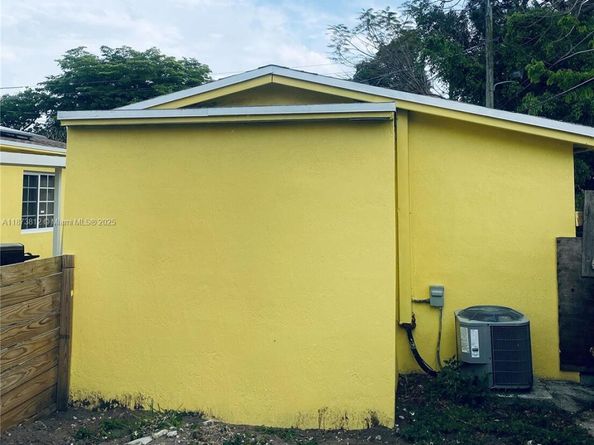 10440 NW 28th Ct, Miami FL 33147