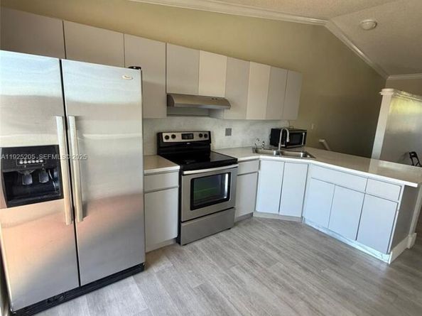 3375 W 76th St 211, Hialeah FL 33018