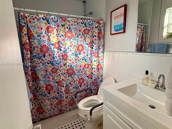 8070 NW 176th St, Hialeah FL 33015