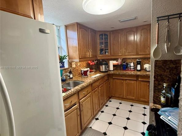 8070 NW 176th St, Hialeah FL 33015