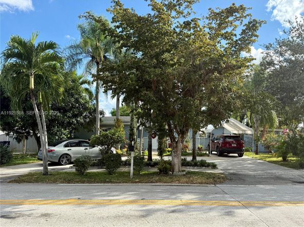 8070 NW 176th St, Hialeah FL 33015