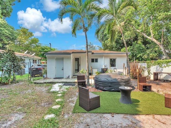 886 NE 134th St, North Miami FL 33161