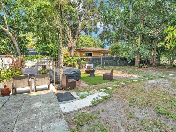 886 NE 134th St, North Miami FL 33161