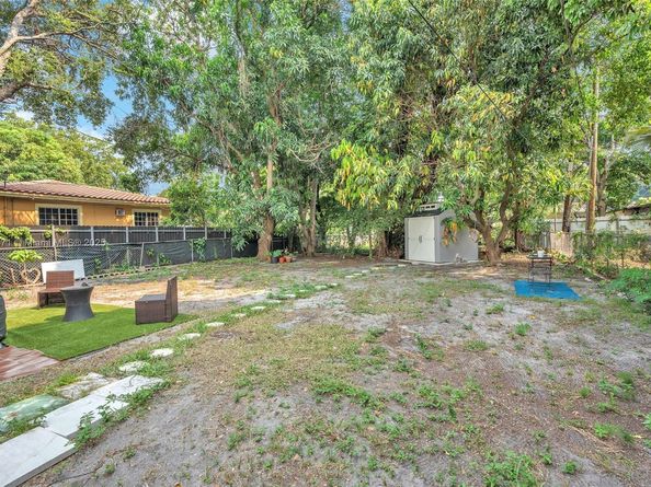 886 NE 134th St, North Miami FL 33161