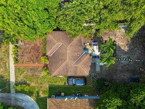 886 NE 134th St, North Miami FL 33161