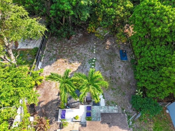 886 NE 134th St, North Miami FL 33161