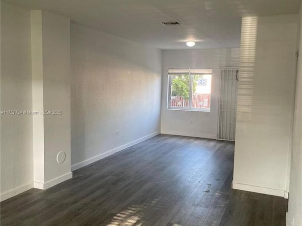 8463 NW 4th Ct 8463, Miami FL 33150