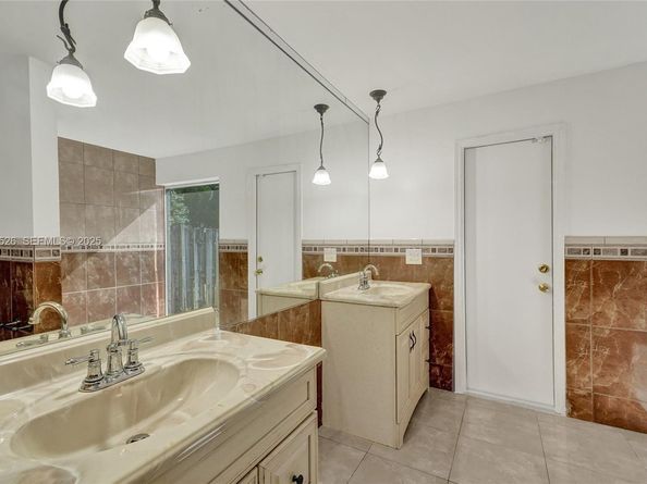 620 NE 2nd St, Pompano Beach FL 33060