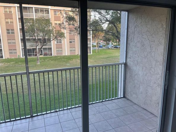 1075 Riverside Dr 203, Coral Springs FL 33071