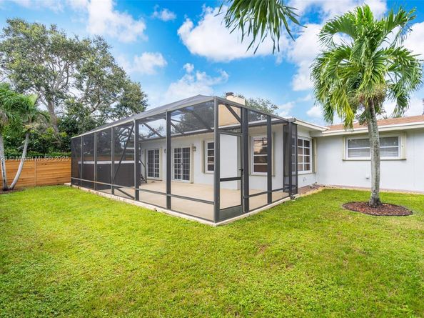 8860 NW 15th St, Pembroke Pines FL 33024