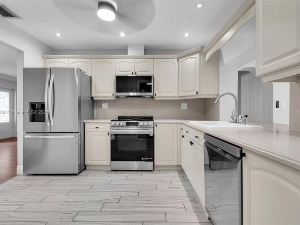 8860 NW 15th St, Pembroke Pines FL 33024