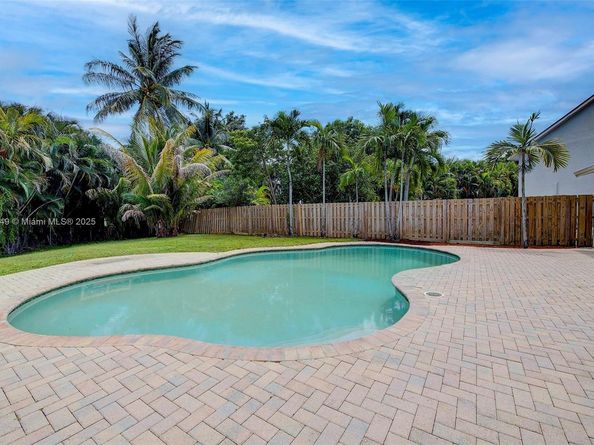 1051 SW 95th Ter, Pembroke Pines FL 33025