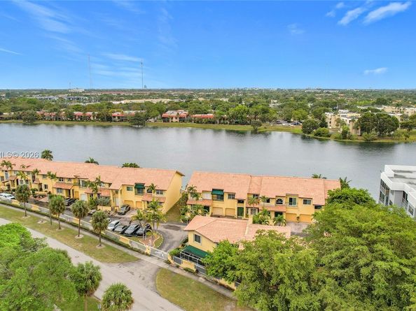 781 NE 195th St, Miami FL 33179
