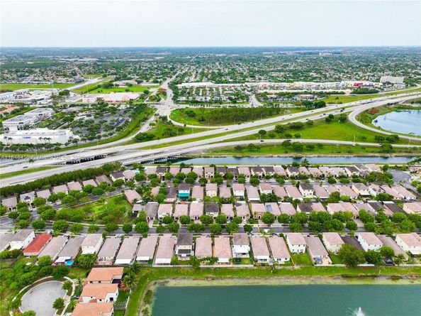 2389 NE 4th St, Homestead FL 33033
