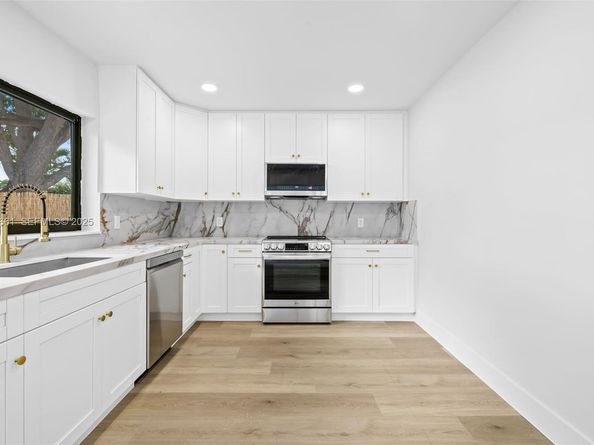 230 NE 43rd St, Oakland Park FL 33334