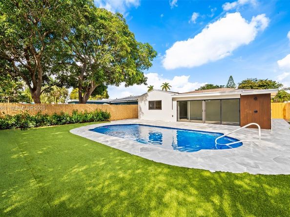 230 NE 43rd St, Oakland Park FL 33334