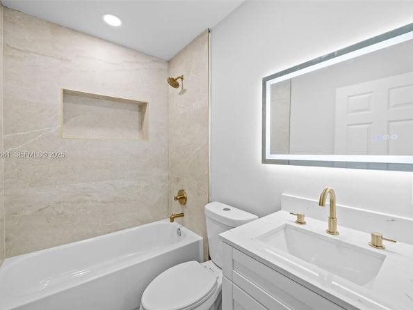 230 NE 43rd St, Oakland Park FL 33334