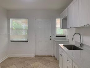 17 Edmund Rd, West Park FL 33023