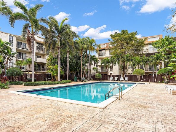 6884 N Kendall Dr C404, Pinecrest FL 33156