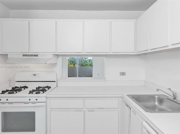 6884 N Kendall Dr C404, Pinecrest FL 33156