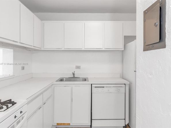 6884 N Kendall Dr C404, Pinecrest FL 33156