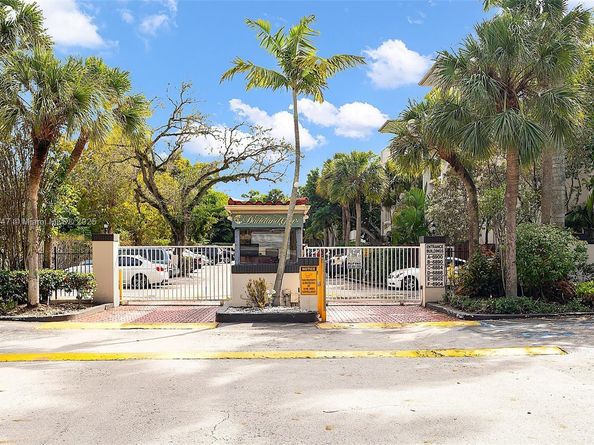 6884 N Kendall Dr C404, Pinecrest FL 33156