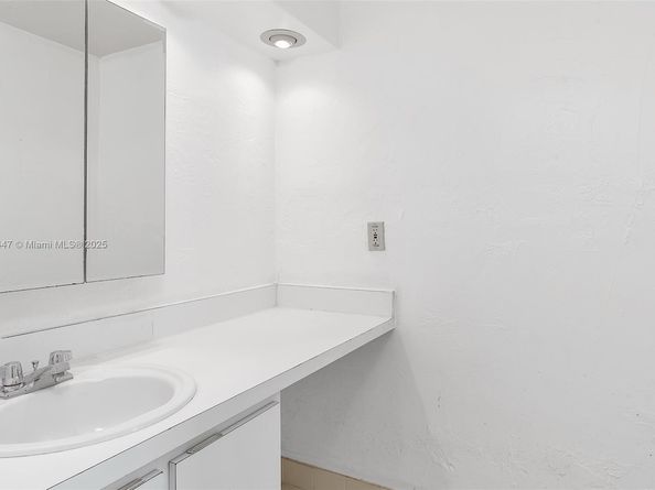 6884 N Kendall Dr C404, Pinecrest FL 33156