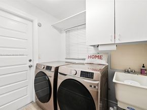 765 Bayside Ln, Weston FL 33326