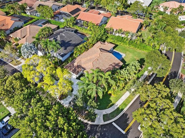 765 Bayside Ln, Weston FL 33326