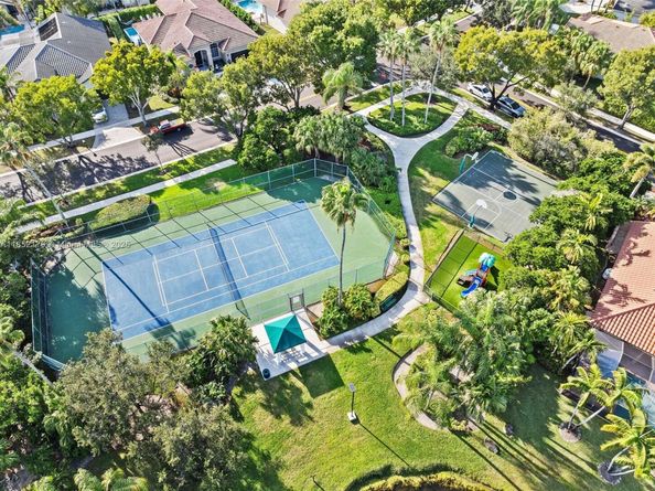 765 Bayside Ln, Weston FL 33326