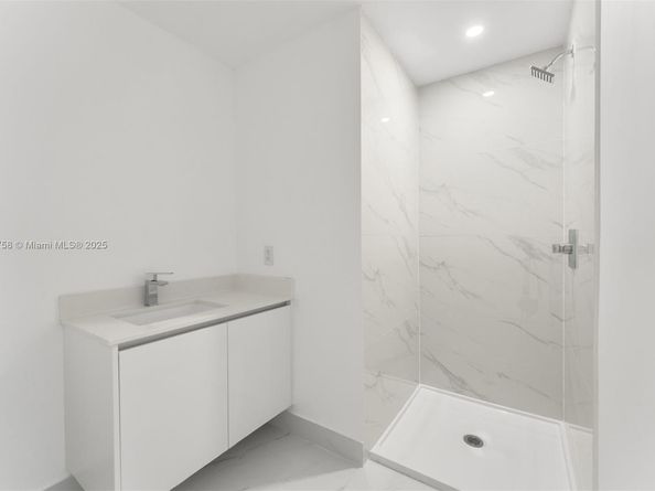 700 NE 24th St 1005, Miami FL 33137