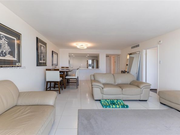 427 Golden Isles Dr 16F, Hallandale Beach FL 33009