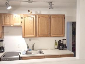 323 Washington Ave 1, Miami Beach FL 33139