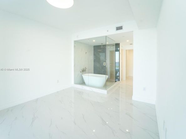 700 NE 24th St 1904, Miami FL 33137