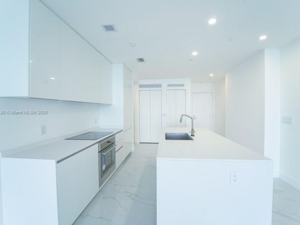 700 NE 24th St 1904, Miami FL 33137