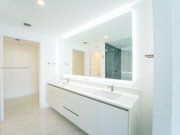 700 NE 24th St 1904, Miami FL 33137
