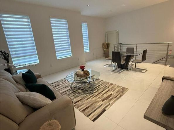 9165 NW 33rd St, Doral FL 33172