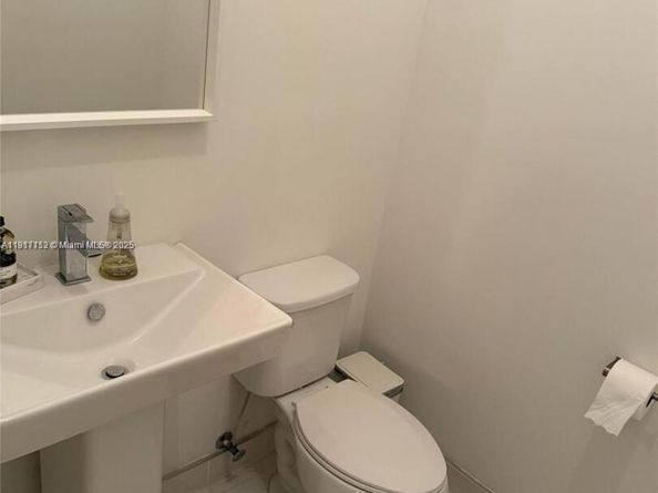 9165 NW 33rd St, Doral FL 33172