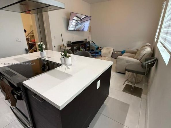 9165 NW 33rd St, Doral FL 33172